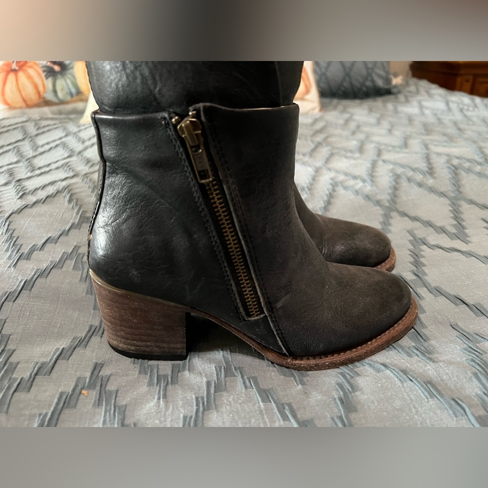 Freebird by Steven OG Carly Heeled Ankle Boots Zippers Leather 6